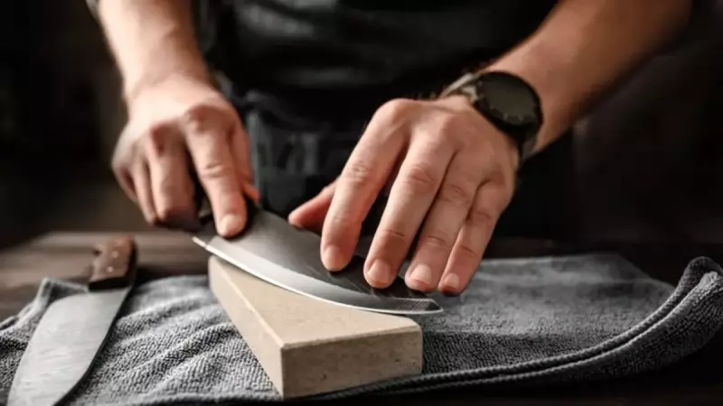 Bıçaklarınız Eskidi mi? Keskinliğini Anında Geri Kazandıracak Mutfak Sırrı!