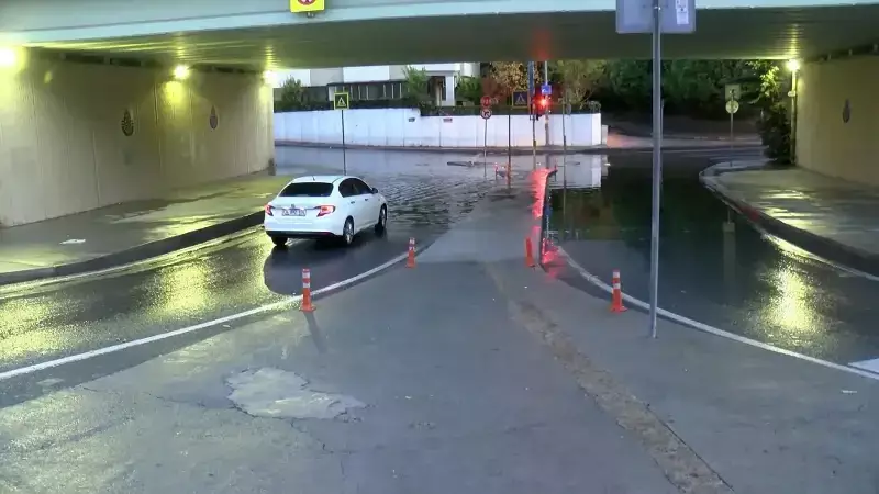 Bakırköy'de Şiddetli Yağmur Felaketi: Alt Geçit Göle Döndü!