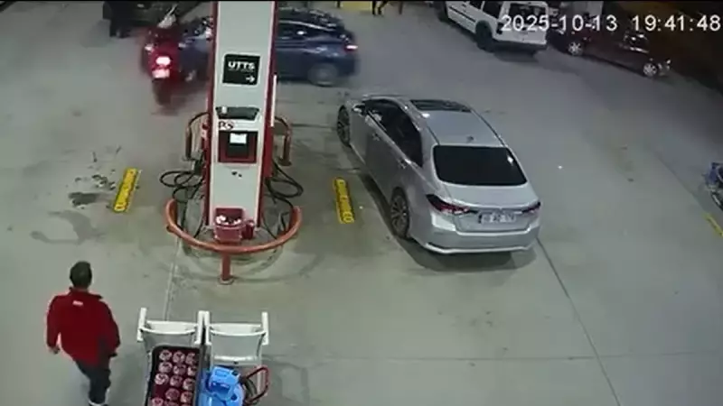 Balıkesir'de Akaryakıt İstasyonunda Korkunç Kaza! Motosiklet ile Otomobil Çarpıştı, Görüntüler Yürek Burktu