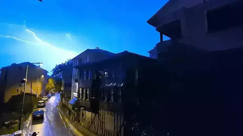 Bartın'da Gök Gürültülü Fırtına: Şimşekler Geceyi Aydınlattı!