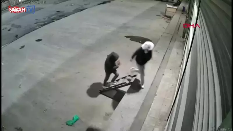 Bayrampaşa'da Akıl Almaz Yöntem: Kafalarında Şeffaf Poşetle Güvercin Çalan Şüpheliler Kamerada!