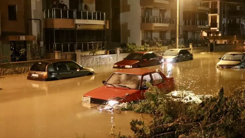 Bergama'da Aniden Bastıran Sel Felaketi: Evler Sular Altında Kaldı!