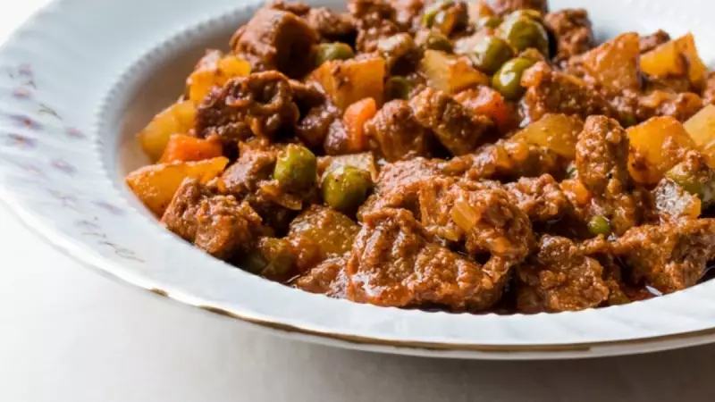 Bu Kebapla Tanışan Bir Daha Vazgeçemiyor! Patatesli Bezelyeli Taş Kebabı Tarifi