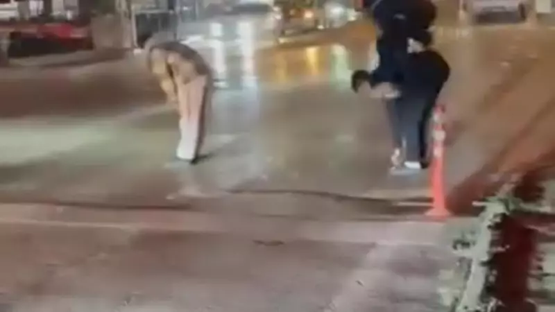 Bursa'da Akıl Almaz Trafik Cüreti! Yaya Geçidinde 'Birdirbir' Oynadılar