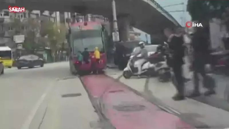 Bursa'da Dehşet Anları! Tramvayın Arkasına Asılan Çocuklar Ölümle Burun Buruna Geldi