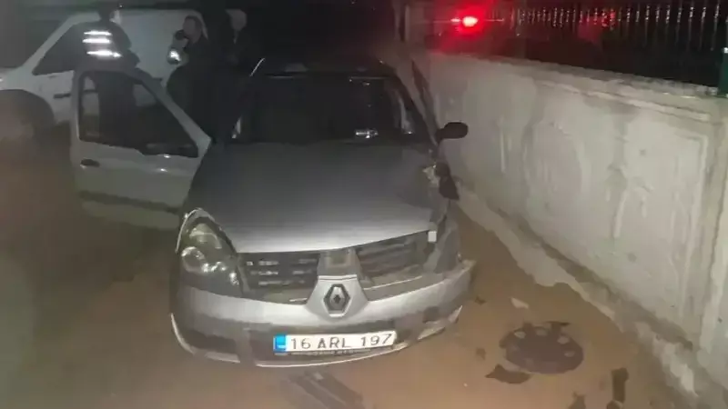 Bursa'da Korkunç Trafik Kazası: Otomobil Duvarı Yarıp Geçti, 3 Yaralı!