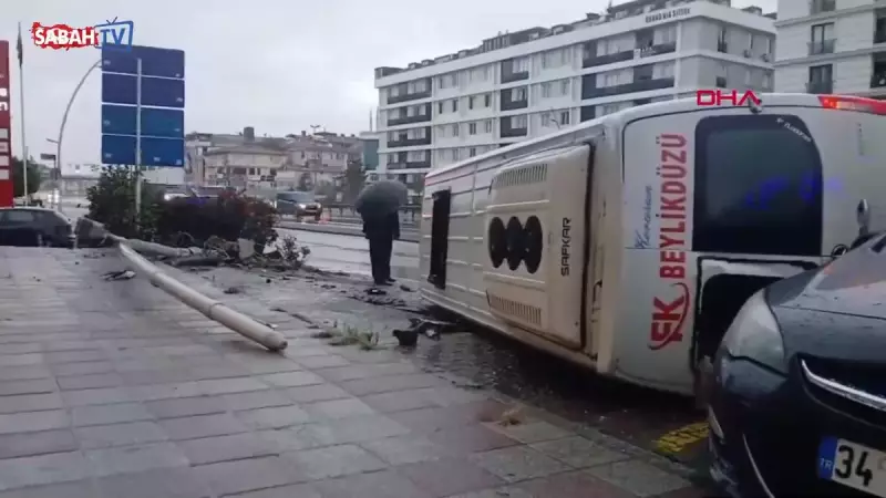 Büyükçekmece'de Feci Kaza! Minibüs Aydınlatma Direğine Çarpıp Takla Attı