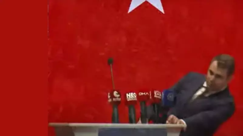 CHP İzmir Kongresi'nde Şok Anlar: Başkan Adayı Çağatay Güç Kürsüde Bayıldı!