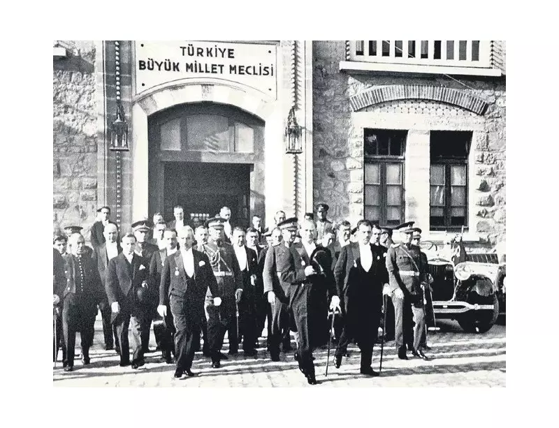 Cumhuriyet ve Demokrasi: Türkiye'nin İki Temel Taşı Nasıl İç İçe Geçti?