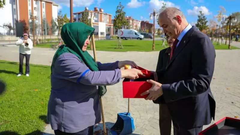 Düzce'de Bayrak Sevgisiyle Yürekleri Isıtan Temizlik İşçisi: Mehmet Bey'in Hassasiyeti Sosyal Medyayı Salladı!