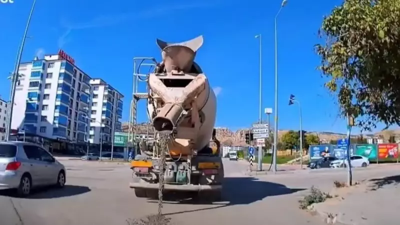 Elazığ'da Kırmızı Işık İhlali Kamerada! Beton Mikserinin Trafik Canavarına Dönüşü Anı Anına Görüntülendi