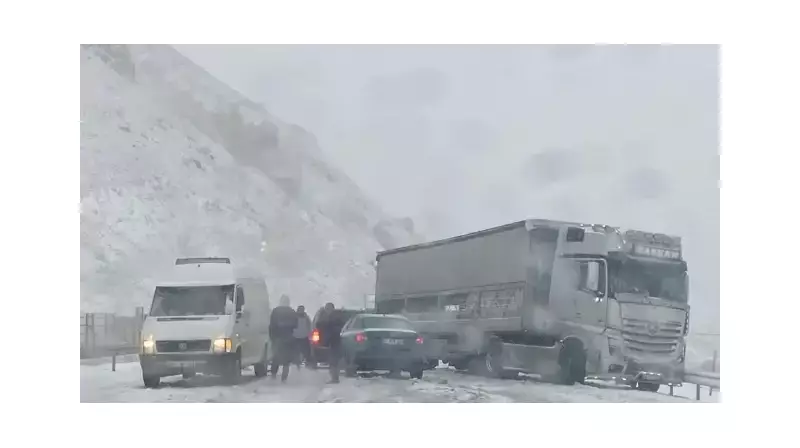 Erzincan-Sivas Karayolu'nda Kar Fırtınası: Ulaşım Felç Oldu!