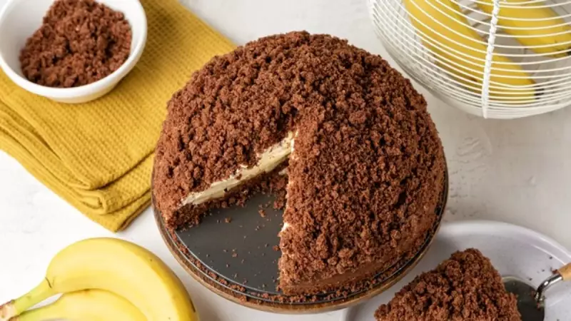 Evde Kostebek Pasta Yapımı: Dışı Çikolata İçi Muzlu Efsane Tarif!