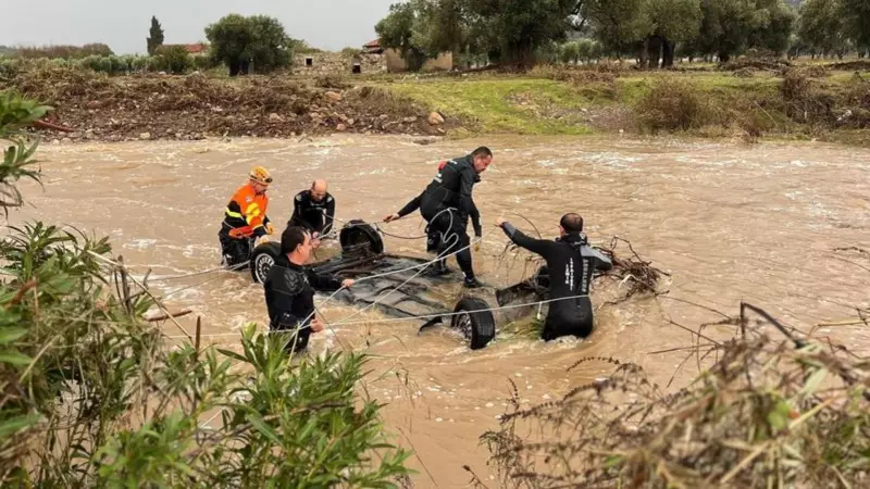 Foça'yı Vuran Sel Felaketi: Bir Kişiye Ulaşılamıyor, Arama Kurtarma Çalışmaları Gece Boyunca Sürdü