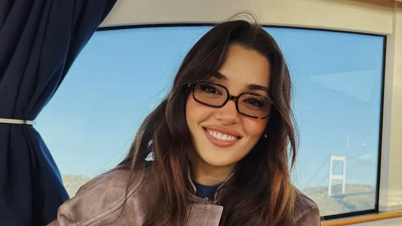 Hande Erçel'in O Pozu Sosyal Medyayı Salladı: Güzelliğiyle Akılları Baştan Alıyor!