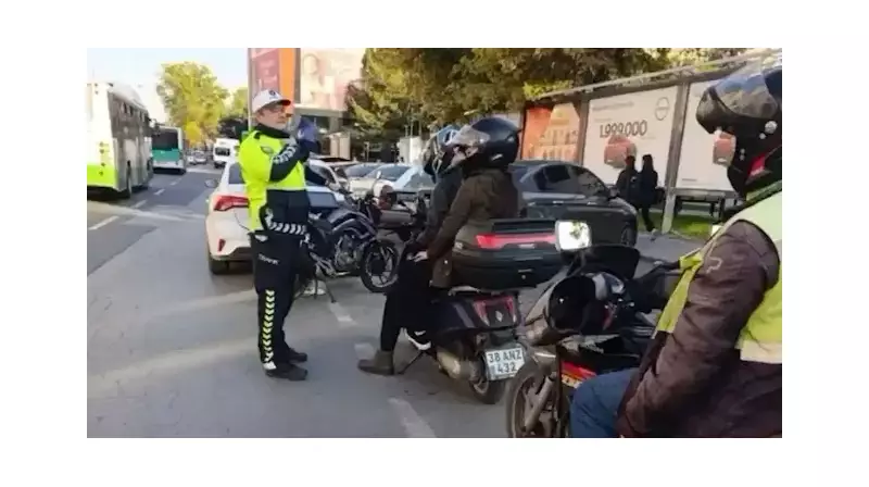 Kayseri'de Trafik Denetimi: 356 Motosiklet Tek Tek Sorgulandı, 7 Araç Trafikten Men Edildi!