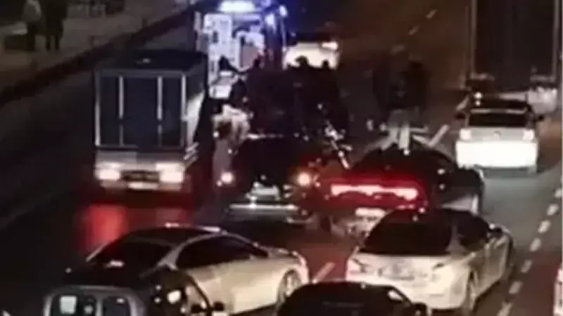 Küçükçekmece'de Ambulans ve Motosiklet Korkunç Kazada Burun Buruna Geldi: İki Yaralı!
