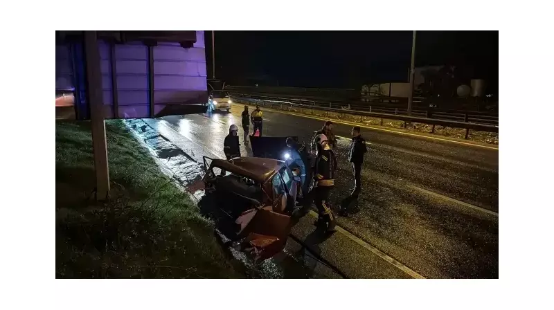 Kocaeli'de Feci Trafik Kazası: İki Araç Baş Başa Çarpıştı, 2 Kişi Yaralandı!