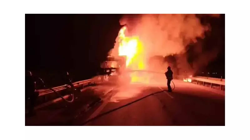 Korkunç Anlar Kamerada: Seyir Halindeki Tır Alev Alev Yandı!