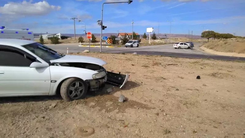 Korkunç Kaza: İki Araç Adeta Hurdaya Döndü! 4 Kişi Yaralandı