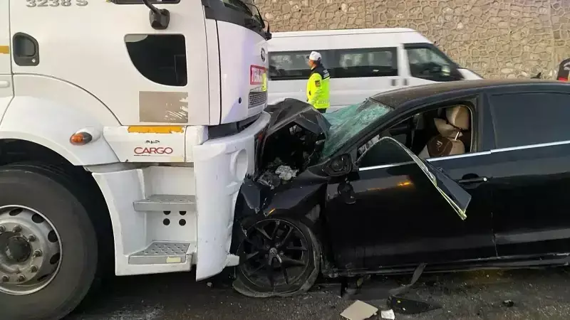 Korkunç Kaza: Yakıt Tankeri ile Otomobil Kafa Kafaya Çarpıştı! Ölü ve Yaralılar Var