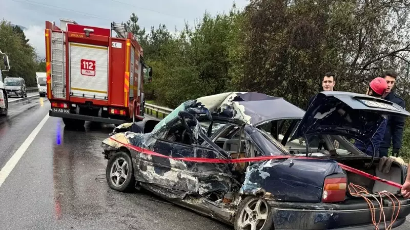 Korkunç Zincirleme Kaza: Otobüs Çarptı, Otomobil Bariyere Uçtu! 1 Can Yitti, 2 Yaralı