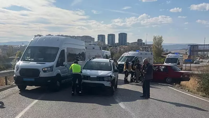 Kırıkkale'de Feci Kaza! İki Araç Kafa Kafaya Çarpıştı: 4 Yaralı