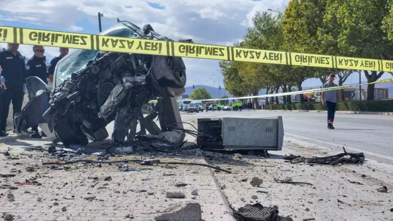 Kırmızı Işıkta Bekleyen Araç İkiye Bölündü: Sürücü Mucizevi Şekilde Hayatta Kaldı!