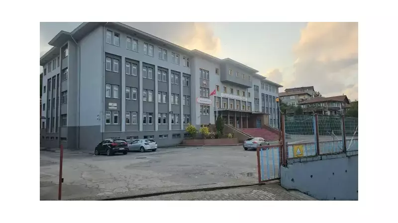 Liseli Zorbalığı Tırmanıyor: 'Sigara İçmiyorum' Deyince Arkadaşına Yumruk Attı!