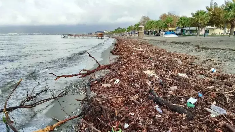 Lodos İstanbul Sahillerini Altüst Etti: Kıyılar Çöplüğe Döndü!