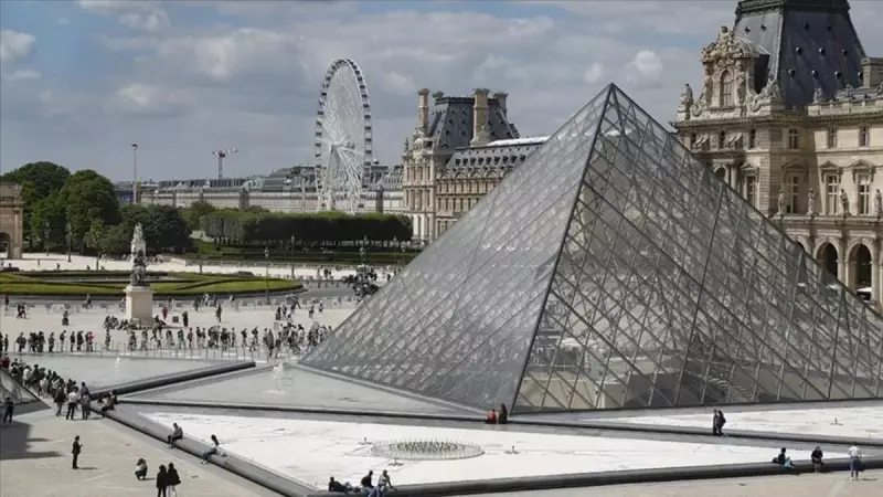 Louvre Müzesi'nde Dehşet Anları: Paha Biçilmez Mücevherler Göz Açıp Kapayıncaya Kadar Kayboldu!