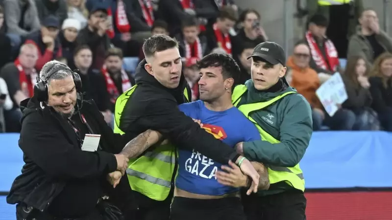 Norveçli Taraftarın Çılgın Eylemi: 'Gazze'ye Özgürlük' Mesajıyla Saha İşgali!