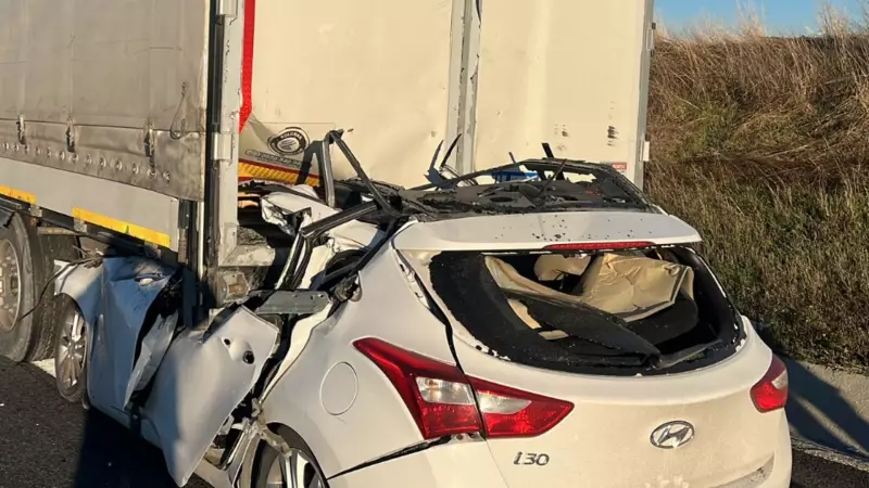 Otoyolda Korkunç Zincirleme Kaza: TIR'ın Arkadan Çarptığı Araç Adeta Ezildi!