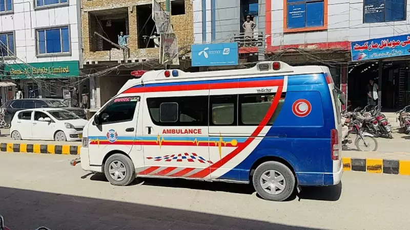 Pakistan'da Feci Kaza: Otoyolda Kontrolden Çıkan Kamyon Şarampole Yuvarlandı!