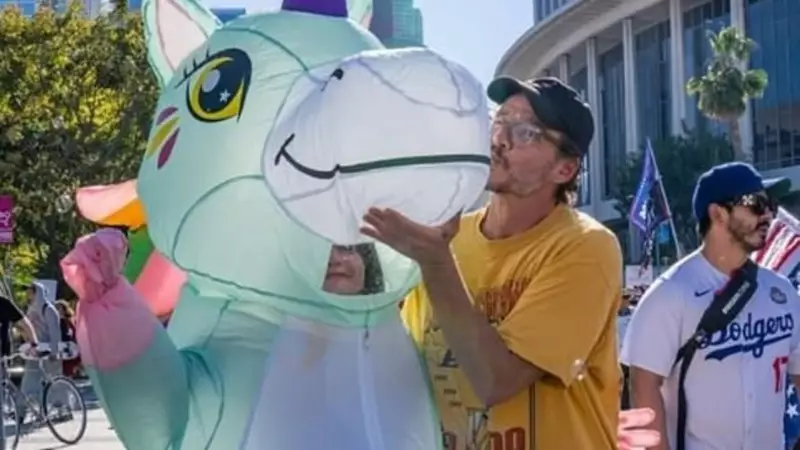 Pedro Pascal'dan Kraliyet Karşıtı Protestoya Destek: 'The Last of Us' Yıldızı Londra'da Eylemcilerle Buluştu