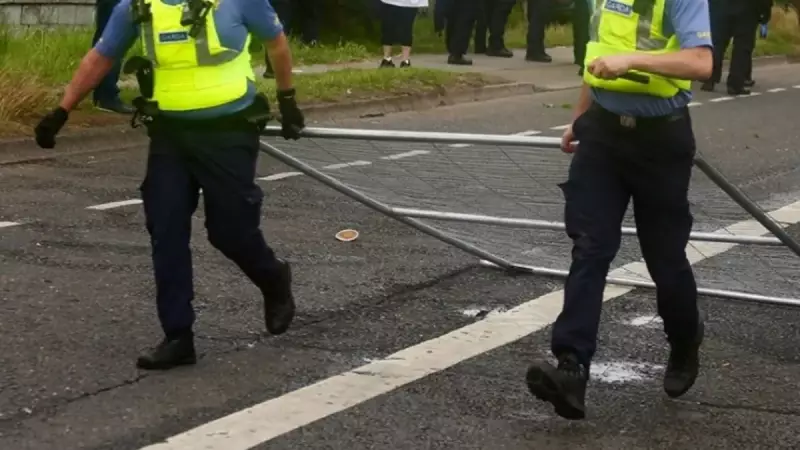 İrlanda'da Göçmen Karşıtı Protesto Alevlendi: Polis Aracı Ateşe Verildi!