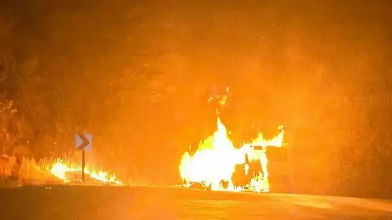 Şırnak'ta Seyir Halindeki Araç Alev Alev Yandı! Sürücü Mucizevi Şekilde Kurtuldu