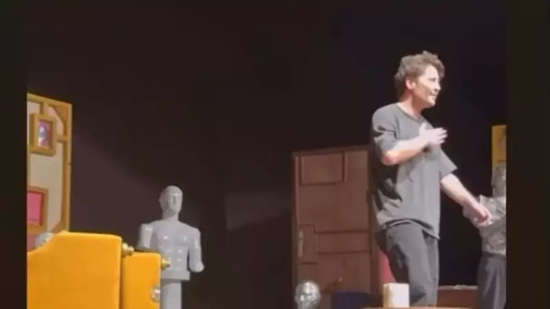 Sahnede Yaşanan İnanılmaz Kaza: Tolga Güleç Acı İçinde Kıvranırken Bile Performansını Bırakmadı!