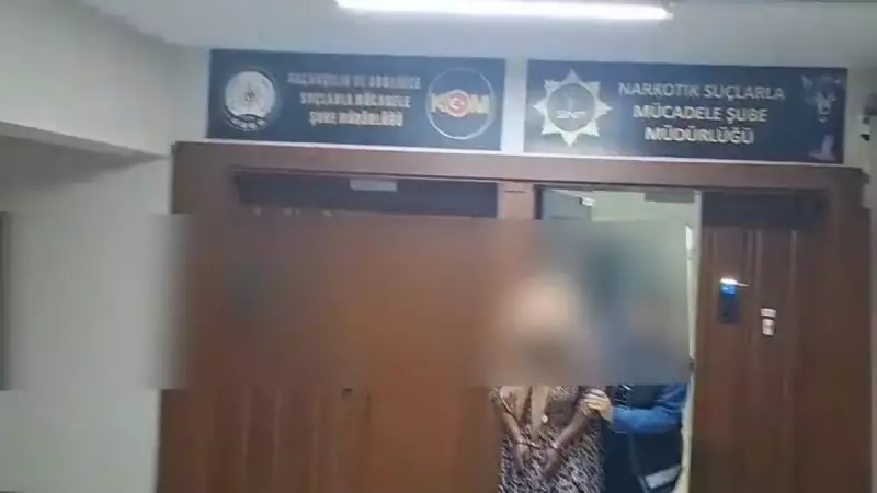 Sakarya'da Uyuşturucu Operasyonu: Anne ve Oğlu 5 Kot Pantolonla Takas Yaparken Yakalandı!