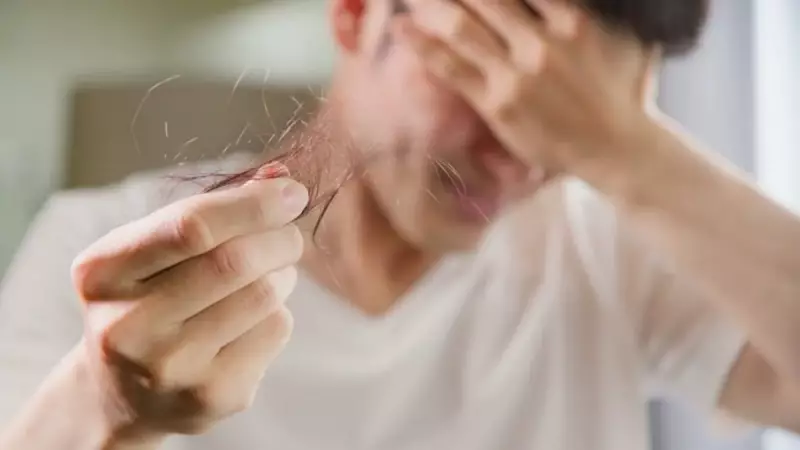 Saçlarınızın Dökülmesinin Sorumlusu Bu Alışkanlık Olabilir! İşte Yapmamanız Gereken O Kritik Hata