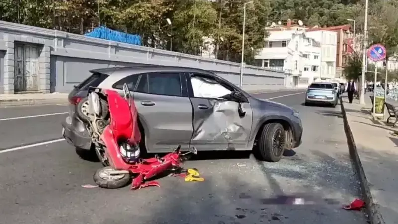 Sarıyer'de U Dönüşü Faciası: Otomobil ile Motosiklet Korkunç Şekilde Çarpıştı!