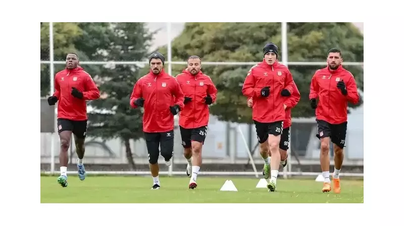 Sivasspor, Gökten Adeta Eleklerle Boşalan Yağmur Altında Antrenman Yaptı!