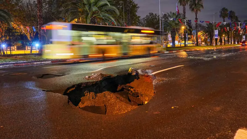 İstanbul'da Gök Gürültülü Fırtına: Vatan Caddesi'nde Yer Yarıldı!