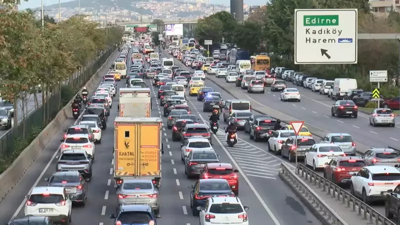 İstanbul'da Pazartesi Kabusu: Trafik Felç Oldu!