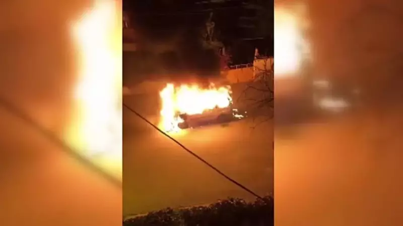 İstanbul'da Seyir Halindeki Araç Alev Alev Yandı! Sürücü Son Anda Kurtuldu