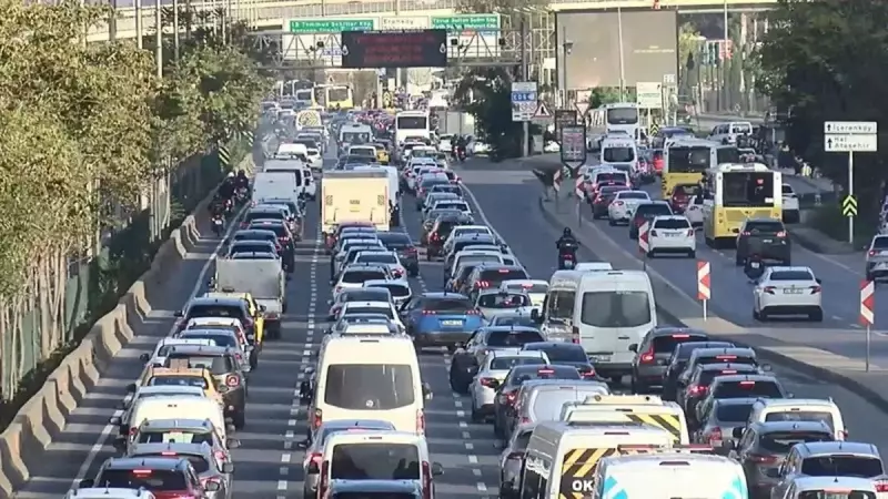 İstanbul'da Trafik Adeta Kilitlendi: Yoğunluk Yüzde 71'e Fırladı!