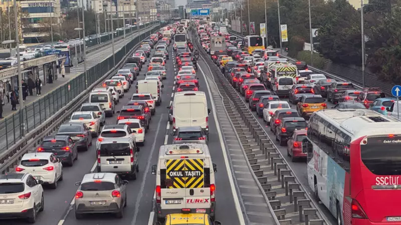 İstanbul'da Trafik Kilitlendi: Şehir Ekseninde Ulaşım Felç Oldu!
