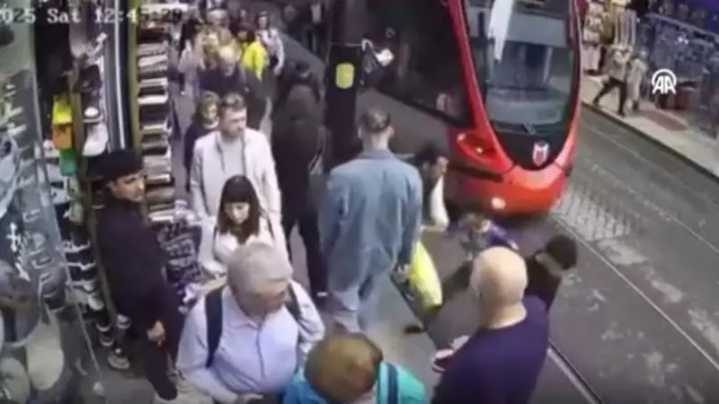 İstanbul'da Tramvay Yolunda Nefes Kesen Anlar! Bir Kahramanın Çocuğu Son Anda Kurtarması Kameralara Yansıdı