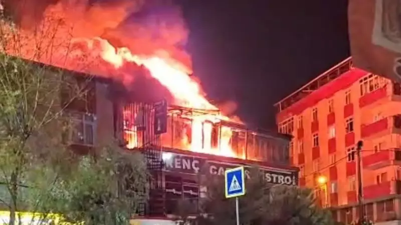 Sultangazi'de Kafe Alev Alev Yandı! İşte Çıkan Yangının Dramatik Anları