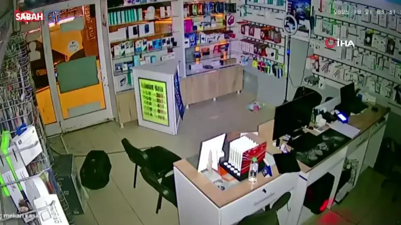 Telefon Mağazasında Gözü Dönmüş Hırsızın Akılalmaz Yöntemi! Elektronik Cihazları Tek Tek Seçip Çaldı, Sonunda Yakayı Ele Verdi